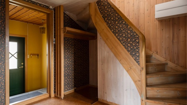Velkommen inn! Romslig entré med god plass til oppbevaring av yttertøy og sko.