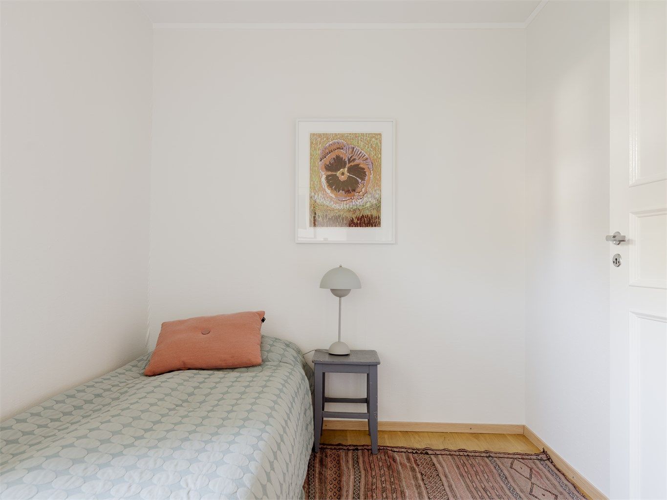 Rommet har plass til seng og nattbord. Hva med å bygge en garderobe som omslutter sengen?