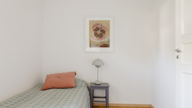 Rommet har plass til seng og nattbord. Hva med å bygge en garderobe som omslutter sengen?