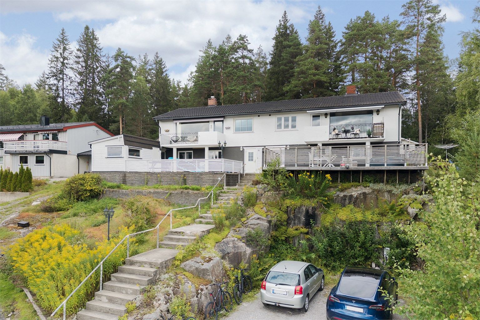 Eiendommen ligger i et naturskjønt boligområde ca. 2 km fra Siggerud sentrum.