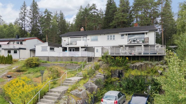 Eiendommen ligger i et naturskjønt boligområde ca. 2 km fra Siggerud sentrum.