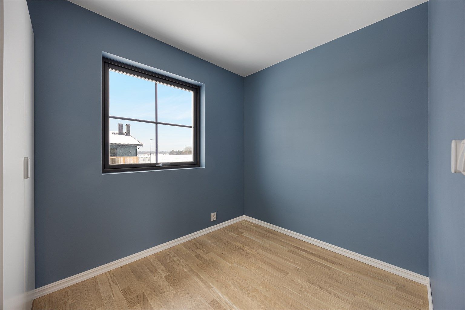 Rommene er holdt i mørke, tidsriktige farger som gir en lun atmosfære.