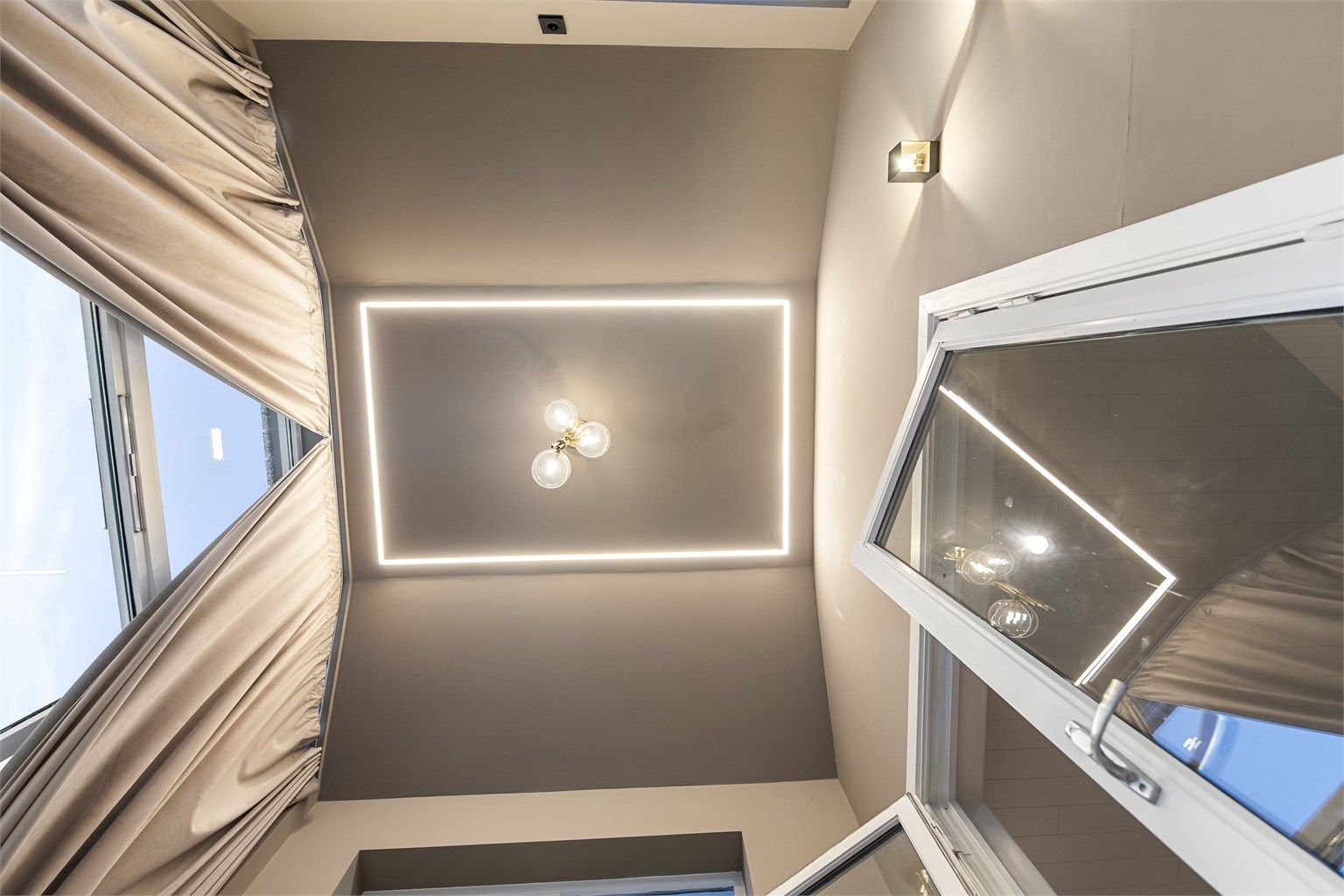 Legg merke til de stilige lysdetaljene.