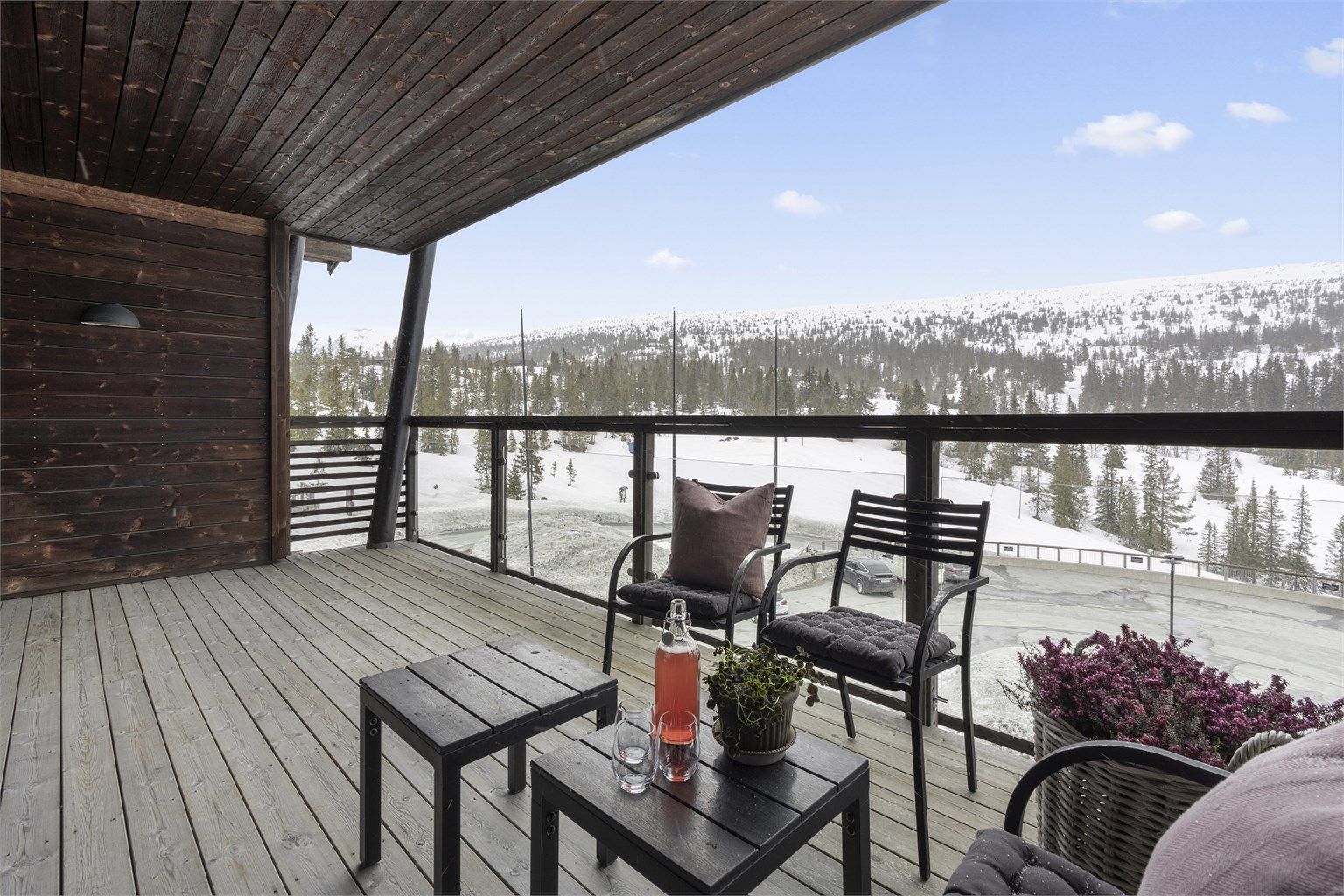 16,5 kvm. overbygget balkong med vid utsikt mot alpintbakken, barnebakken og fjellene Dansarflata og Augunshaug.