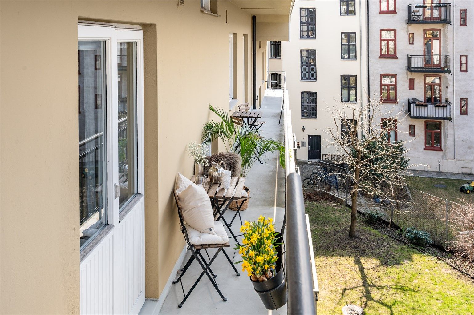 Balkongen har utgang fra kjøkkenet, via en balkongdør som slipper inn rikelig med lys.