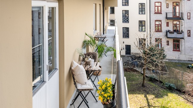 Balkongen har utgang fra kjøkkenet, via en balkongdør som slipper inn rikelig med lys.