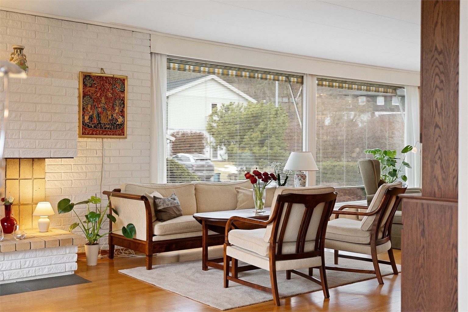 En hyggelig sittegruppe ved peisen.