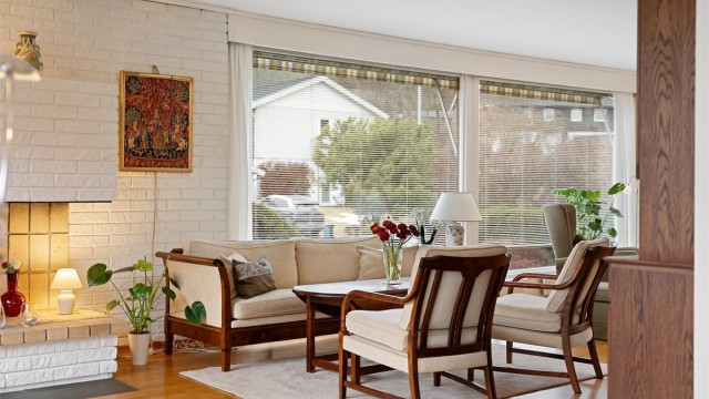 En hyggelig sittegruppe ved peisen.