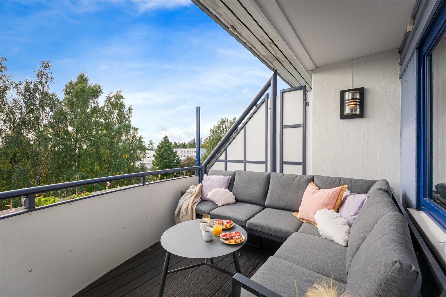 Sydvendt balkong med god plass til sittegruppe og skjermvegg
Foto: Zovenfra