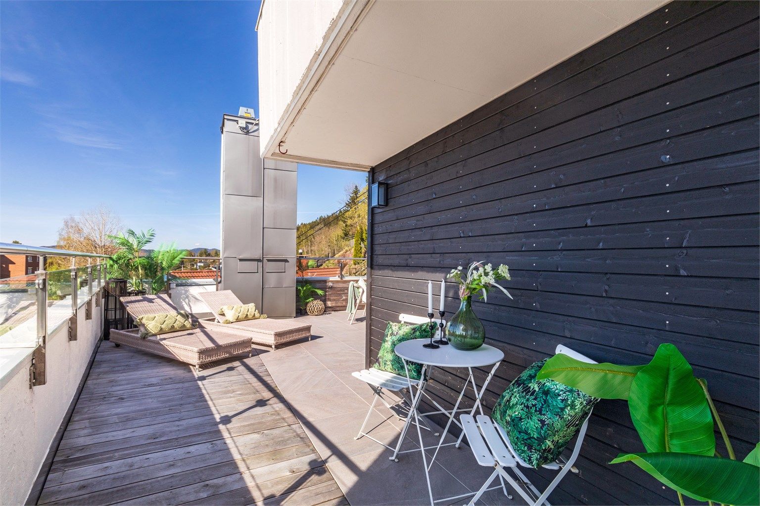 Leiligheten har en fantastisk terrasse med plass til flere utesoner