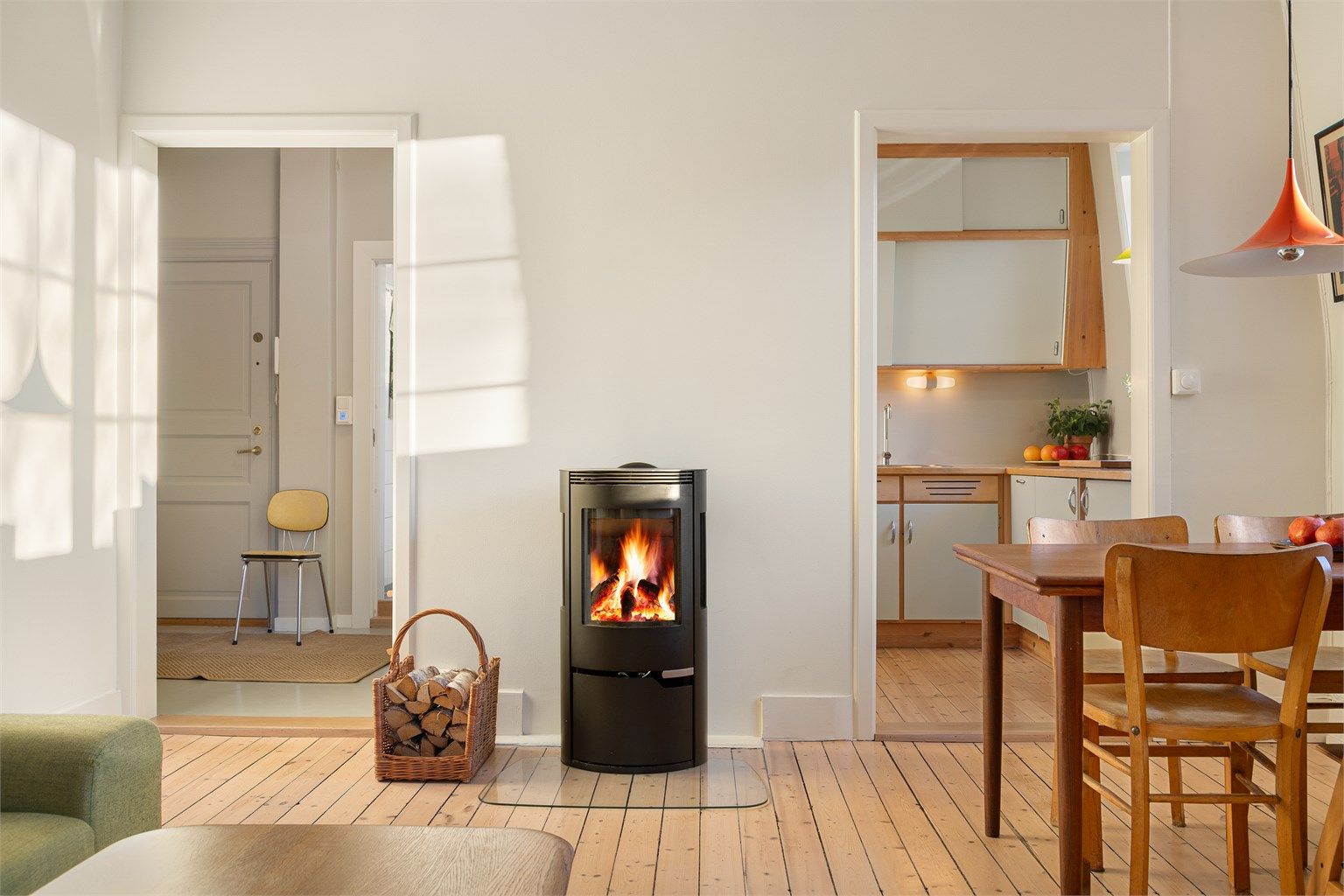 Leiligheten har flere originale detaljer, som det originale tregulvet, det unike kjøkkenet og den gode takhøyden. Gulvet ble slipt i 2021