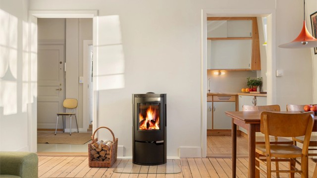 Leiligheten har flere originale detaljer, som det originale tregulvet, det unike kjøkkenet og den gode takhøyden. Gulvet ble slipt i 2021