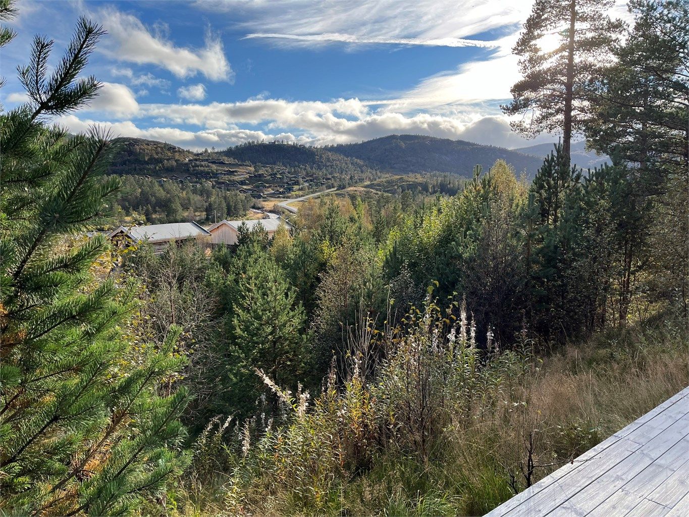 Utsikten mot skiløypa og Sitåsen. Solrik terrasse.