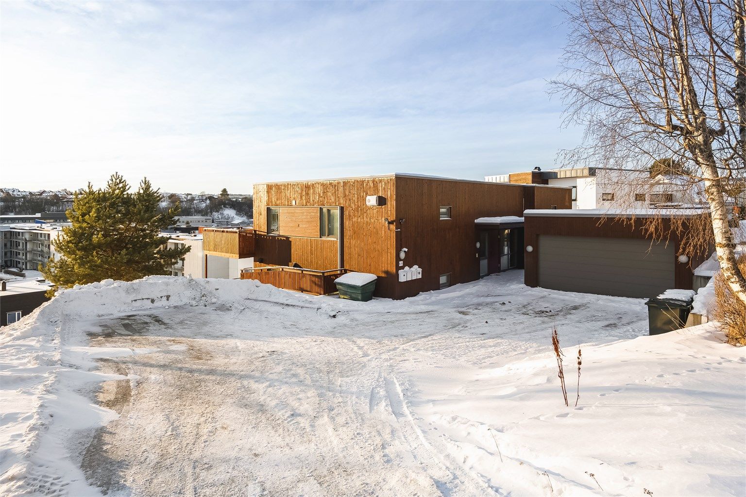 På fellesområdet er det i dag oppført en stor garasje, samt oppstillingsplass for evt. bil