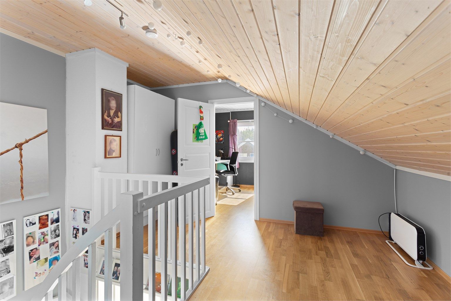 Loftstuen i andre etasje er et fleksibelt rom med panel i himling.
