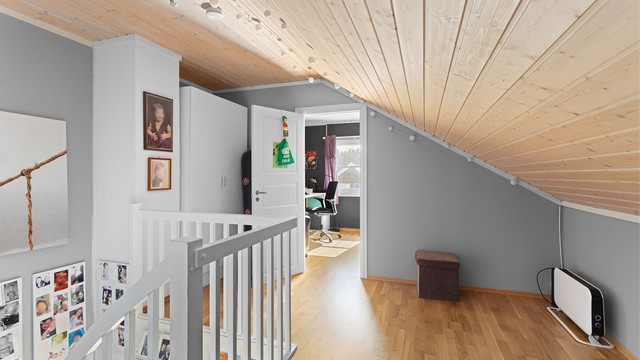 Loftstuen i andre etasje er et fleksibelt rom med panel i himling.