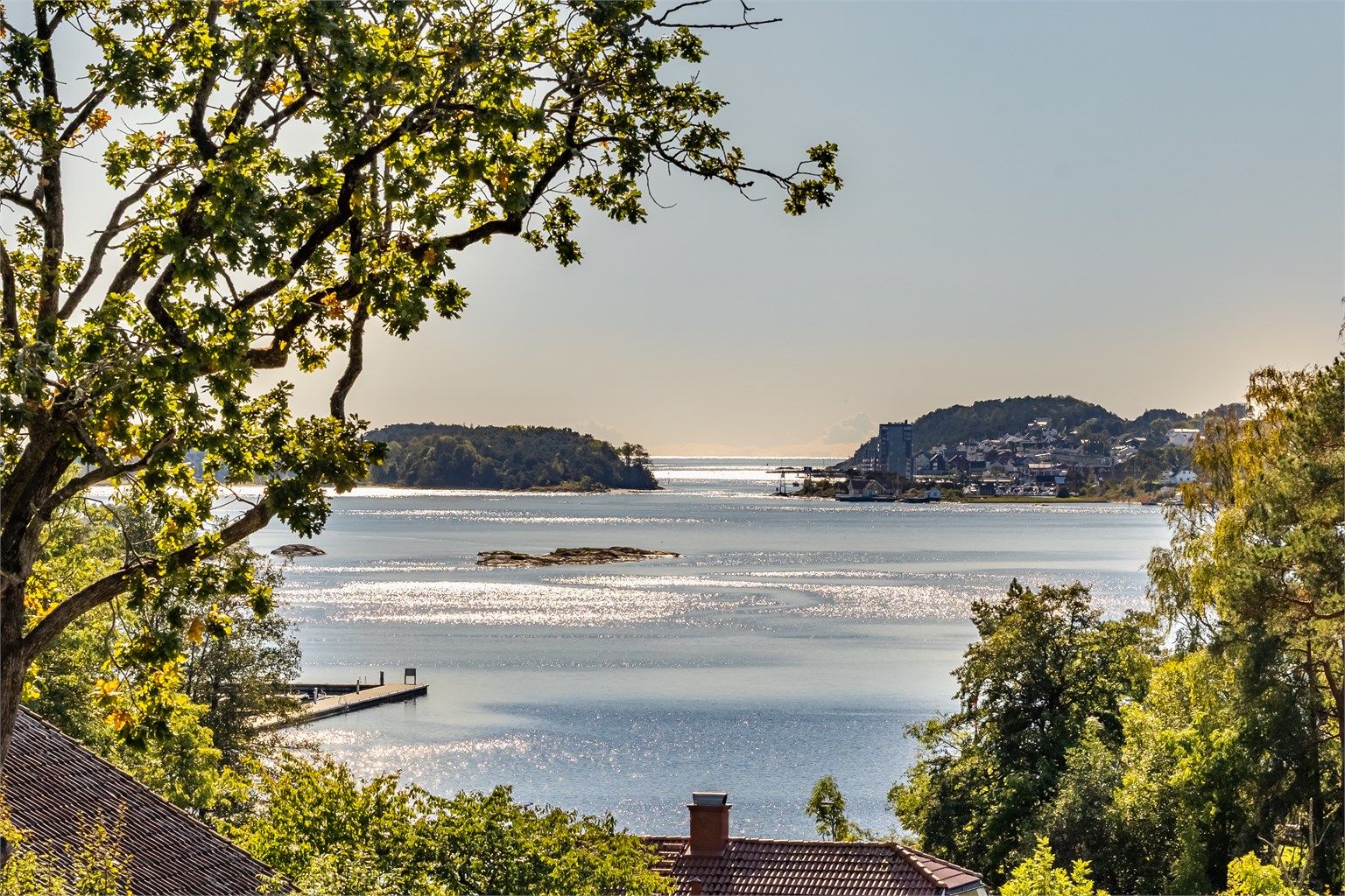 Eiendommen ligger høyt og fritt med flott utsikt utover Langesundsfjorden.