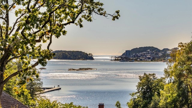 Eiendommen ligger høyt og fritt med flott utsikt utover Langesundsfjorden.