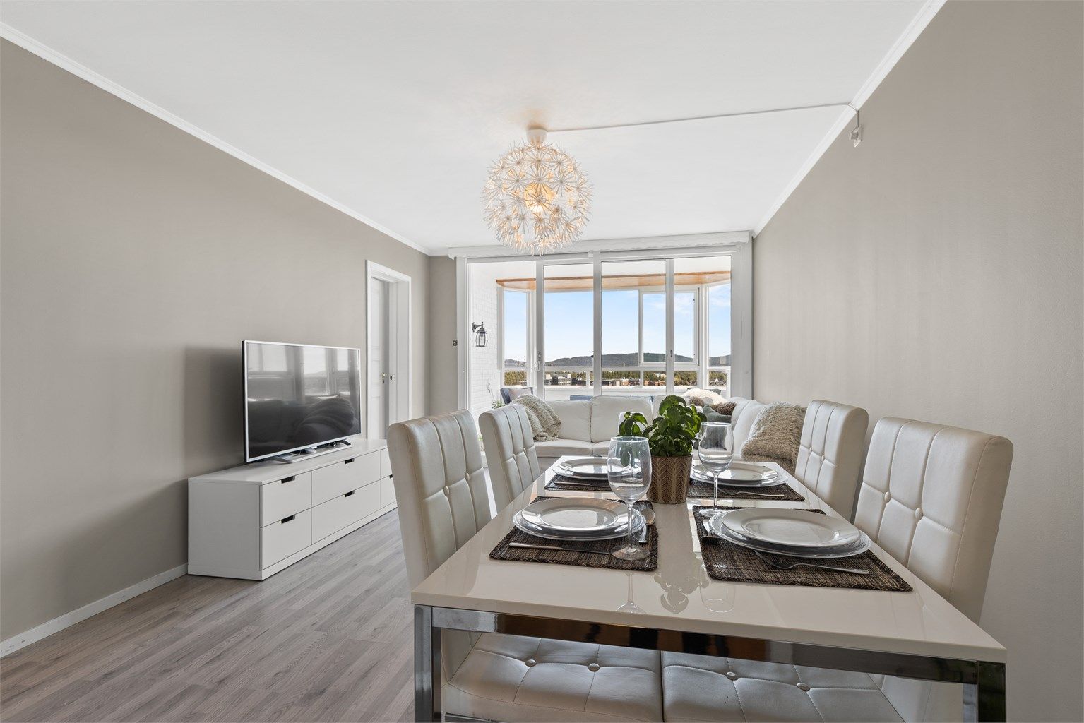 Stuen er av god størrelse og har rikelig med lysinnslipp fra store vindusflater.