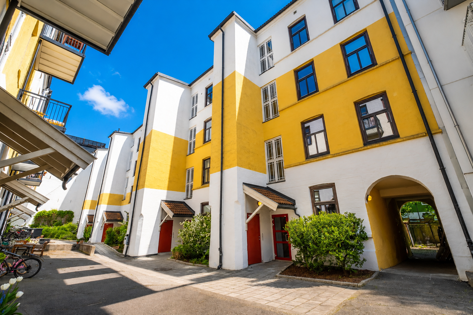 Adkomst til leiligheten via felles, avlåst portrom og oppgang fra bakgården.