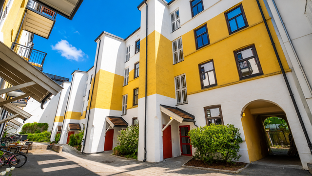 Adkomst til leiligheten via felles, avlåst portrom og oppgang fra bakgården.
