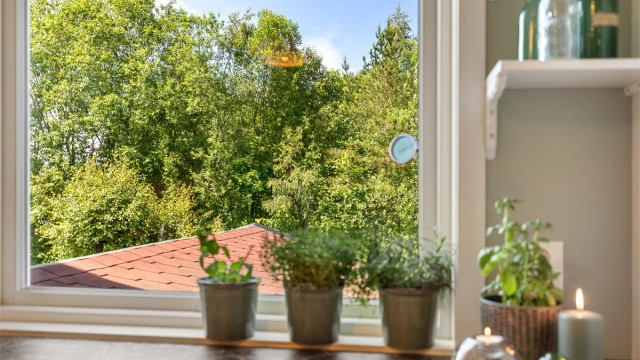 Vinduet på kjøkkenet sikrer mye naturlig lys inn i rommet også her