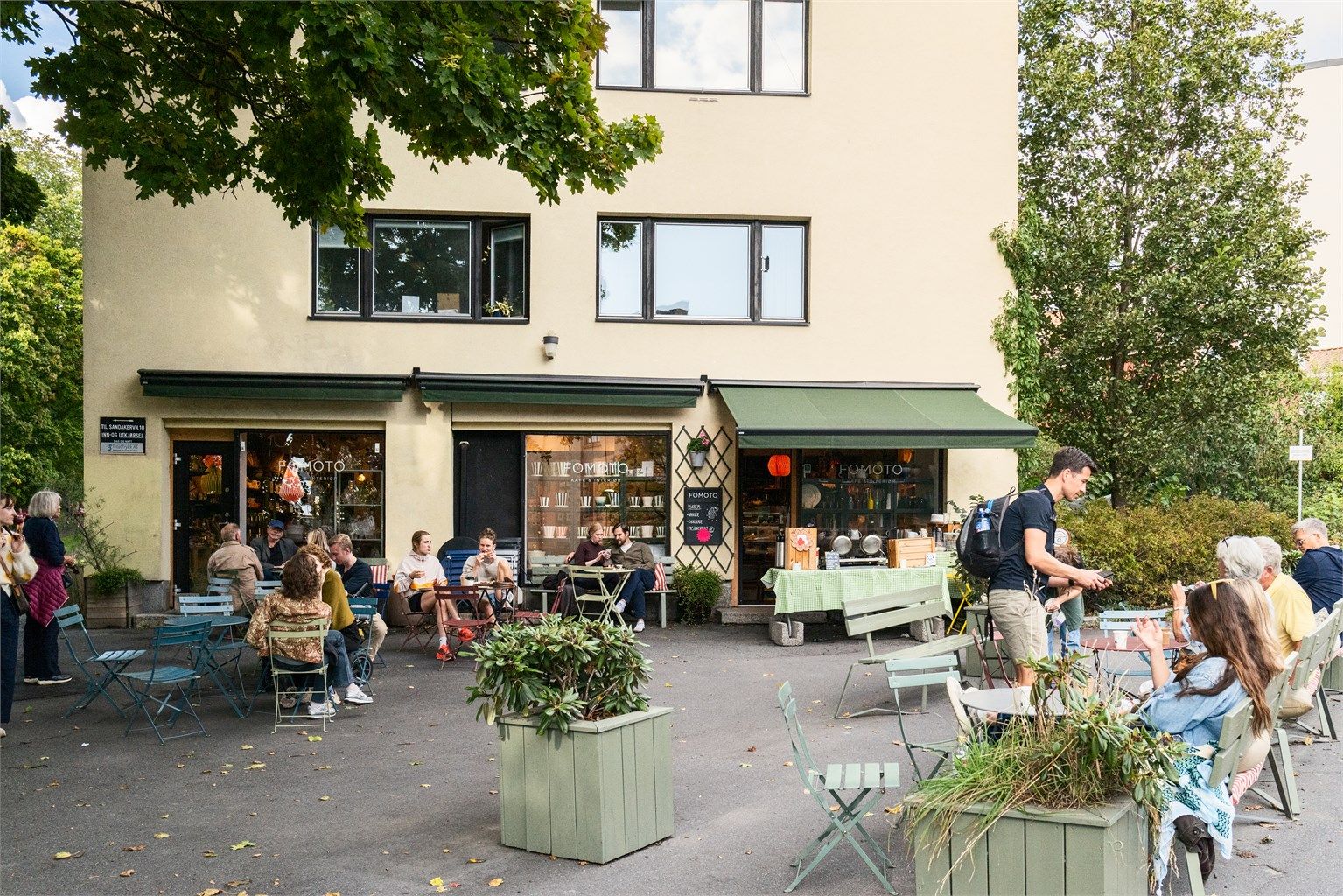 I området rundt så er det flere kafeer og serveringssteder som f.eks Fomoto, Kaffebrenneriet, Mjøl Bakeri og Sagene Lunsjbar 