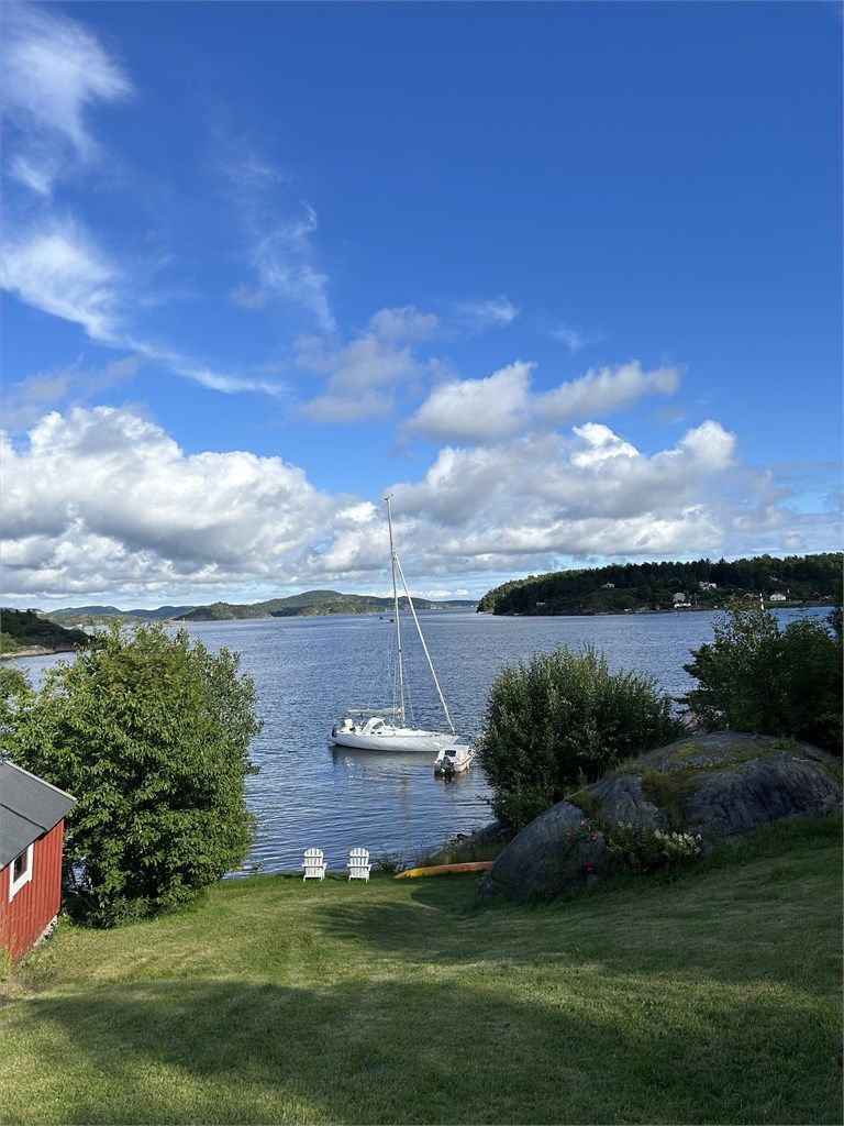 Om dagen tilbringer nåværende eiere mye av tiden nede ved sjøen, men på kvelden pleier de å trekke opp mot hytta.