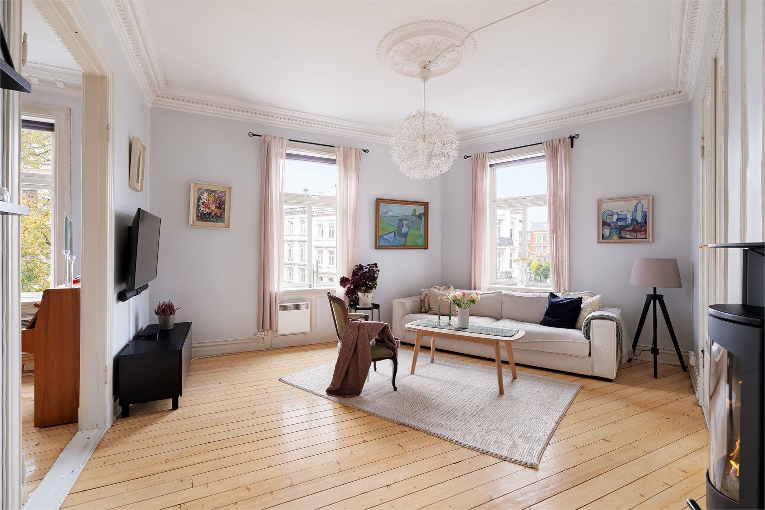 Leiligheten har 2 flotte stuer som kan brukes som dagligstue, spisestue eller oppholdsrom. 