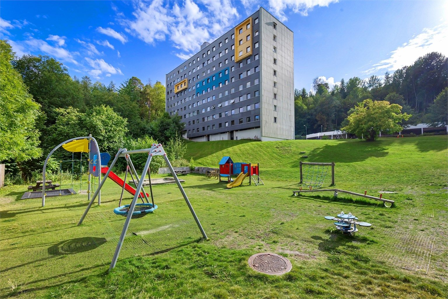 Leiligheten ligger i et hyggelig og veletablert boligområde, med kort gangavstand til Asker sentrum med gode handelsmuligheter, spisesteder og tog/buss, samt nærhet til barnehager, skoler og lekeplasser
