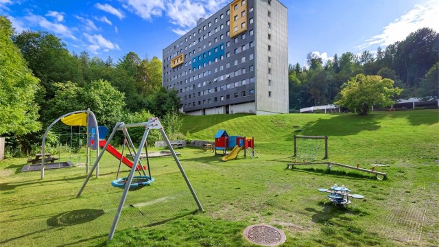 Leiligheten ligger i et hyggelig og veletablert boligområde, med kort gangavstand til Asker sentrum med gode handelsmuligheter, spisesteder og tog/buss, samt nærhet til barnehager, skoler og lekeplasser