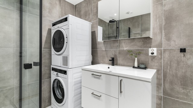 Mange kontrastfremmende sorte elementer gir badet et tidsaktuelt uttrykk.