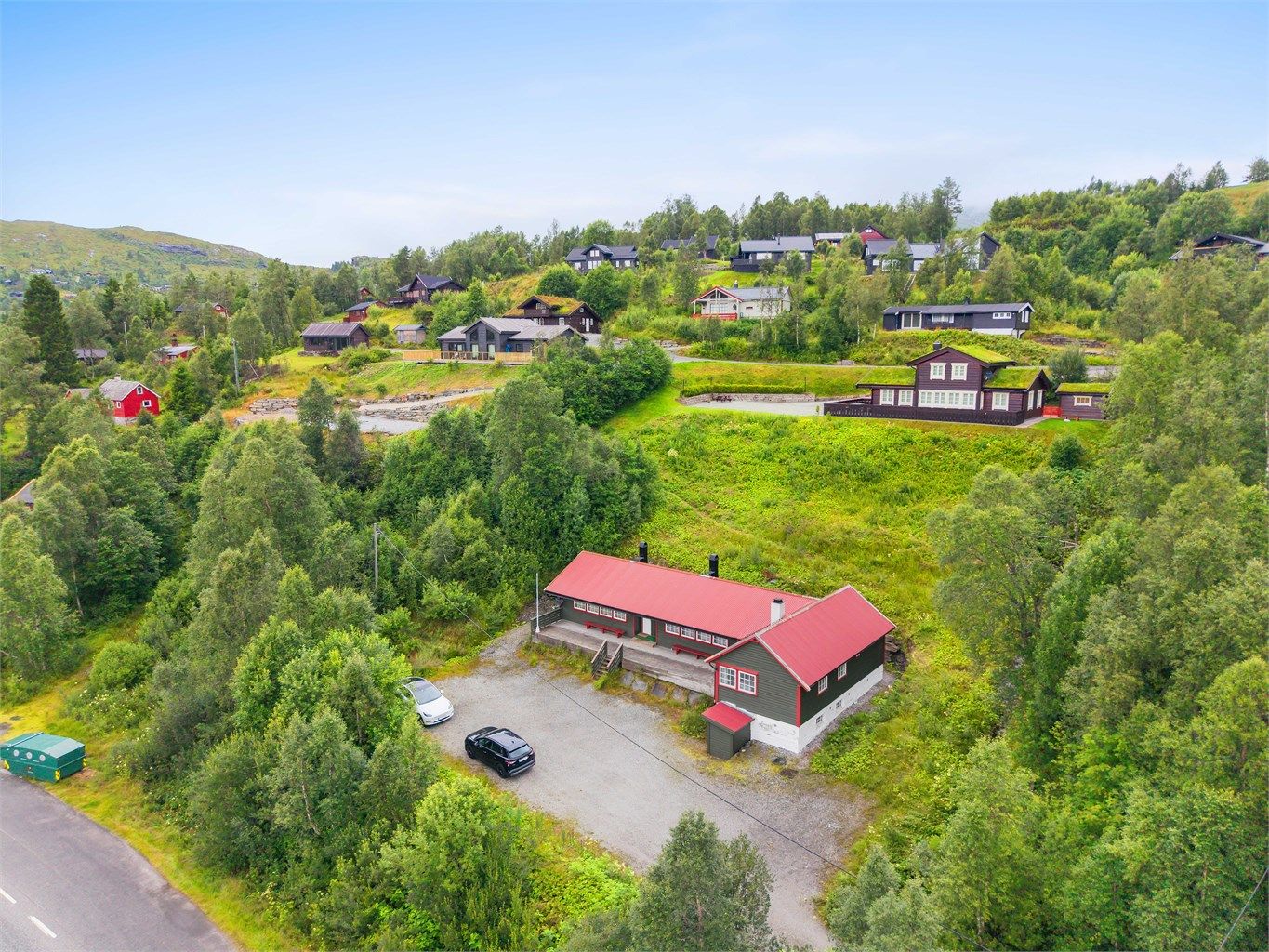 Rikelig med biloppstillingsplass på egen, gruset tomt rett foran hytten.