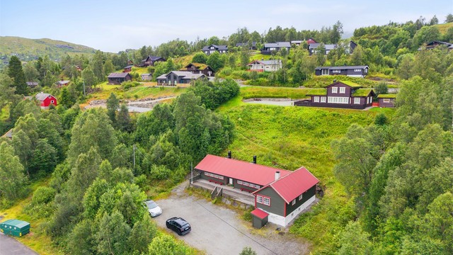 Rikelig med biloppstillingsplass på egen, gruset tomt rett foran hytten.
