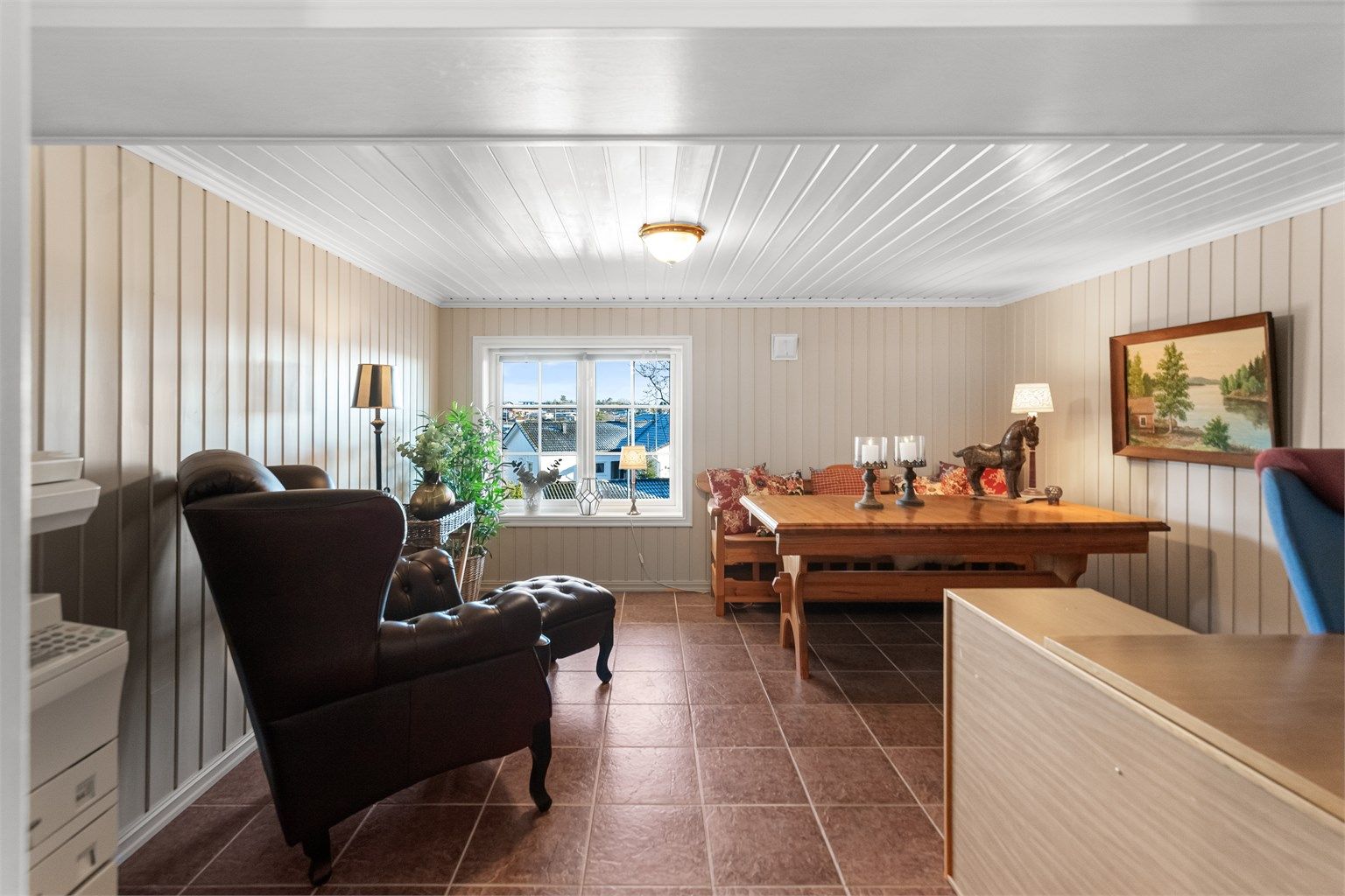Romslig kontor med plass til det meste. Innredet kontor i underetasje tilfredsstiller ikke krav til takhøyde, og er således ikke godkjent til dagens bruk/varig opphold. 
