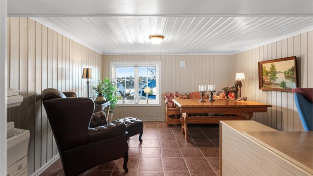 Romslig kontor med plass til det meste. Innredet kontor i underetasje tilfredsstiller ikke krav til takhøyde, og er således ikke godkjent til dagens bruk/varig opphold.