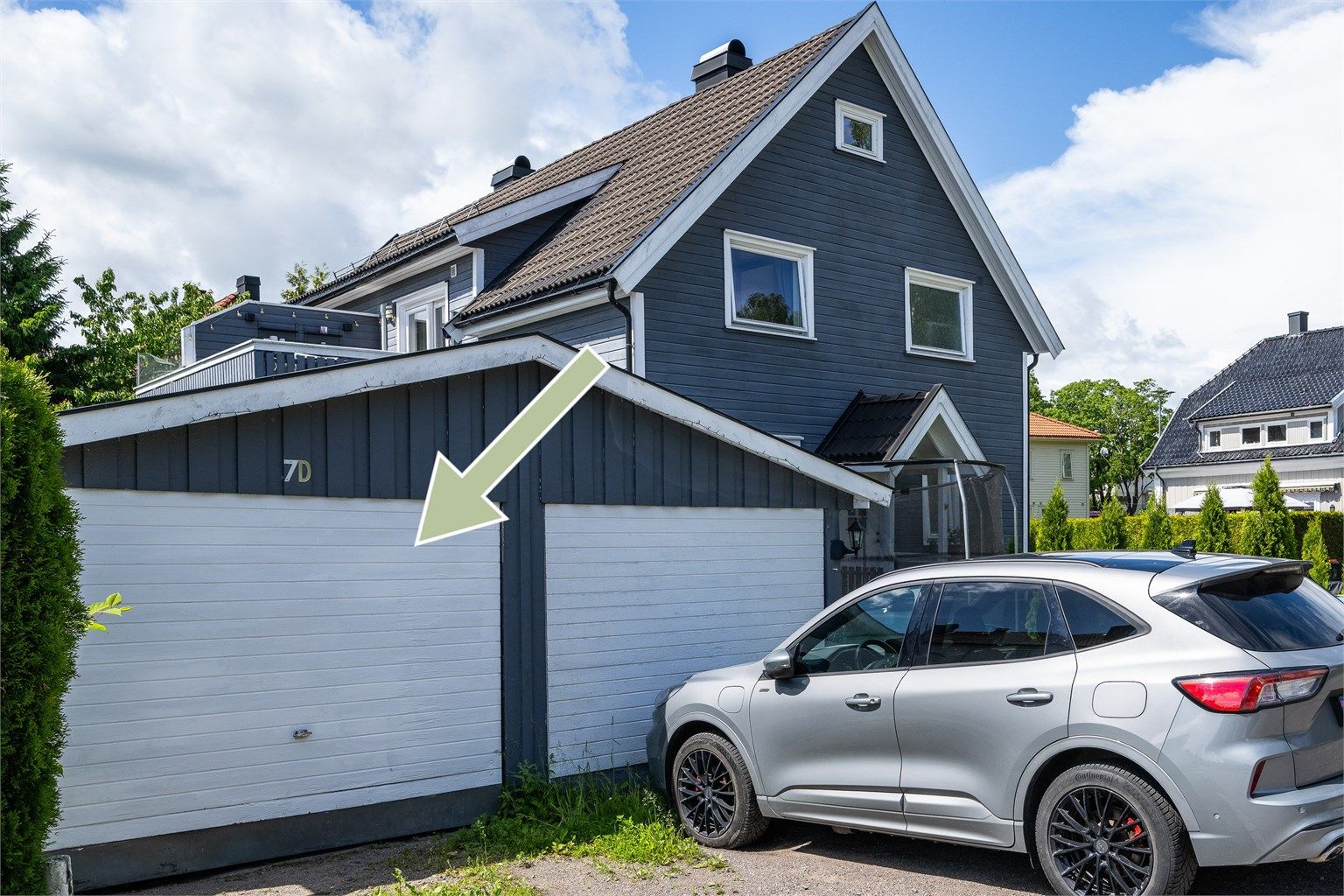Tilhørende leiligheten er det en garasjeplass i en frittstående dobbelgarasje, samt en parkeringsplass foran garasjeporten
