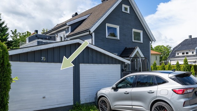 Tilhørende leiligheten er det en garasjeplass i en frittstående dobbelgarasje, samt en parkeringsplass foran garasjeporten
