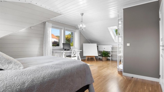 Soverom lll - Rom brukes i dag som soverom og kontor -rommet er opprinnelig godkjent som disponibelt rom (Ikke godkjent til varig opphold).