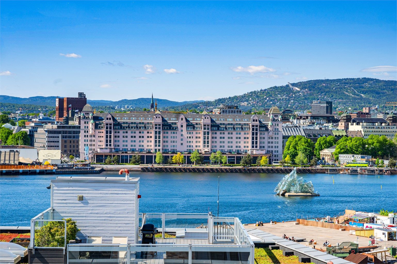 Fra den felles takterrassen har man vidstrakt utsikt over by og fjord, og man ser bl.a. Havnelageret, Operaen og Barcode. Sørenga har en unik beliggenhet med sjøen omkranset på 3 kanter av kaia.