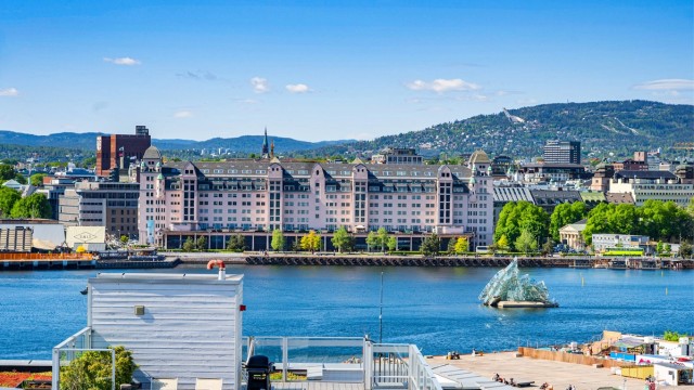 Fra den felles takterrassen har man vidstrakt utsikt over by og fjord, og man ser bl.a. Havnelageret, Operaen og Barcode. Sørenga har en unik beliggenhet med sjøen omkranset på 3 kanter av kaia.