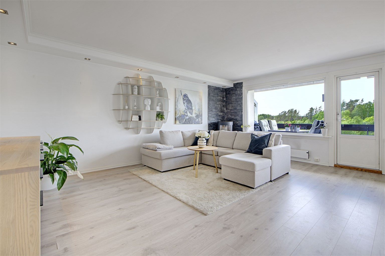 Stue - romslig stue med store vindusflater og pent utsyn -  downlights i himling