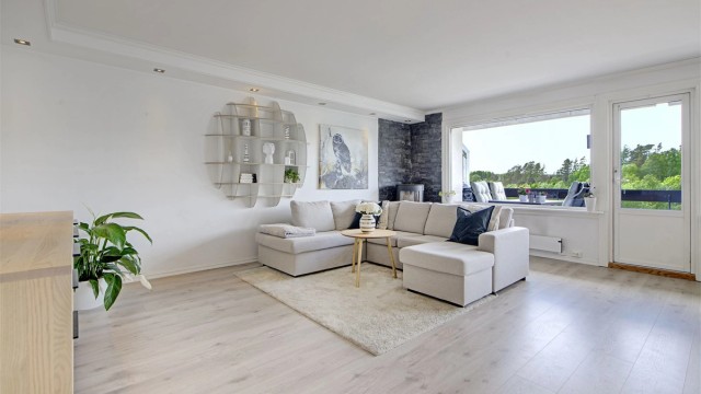 Stue - romslig stue med store vindusflater og pent utsyn - downlights i himling