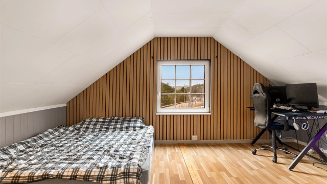I dette soverommet i 2. etasje er det også moderne spilevegger.
