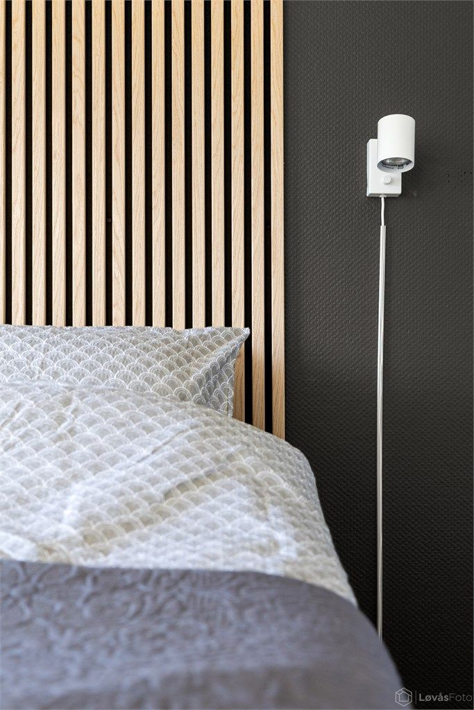 En moderne spilevegg fungerer som en stilfull sengegavl.