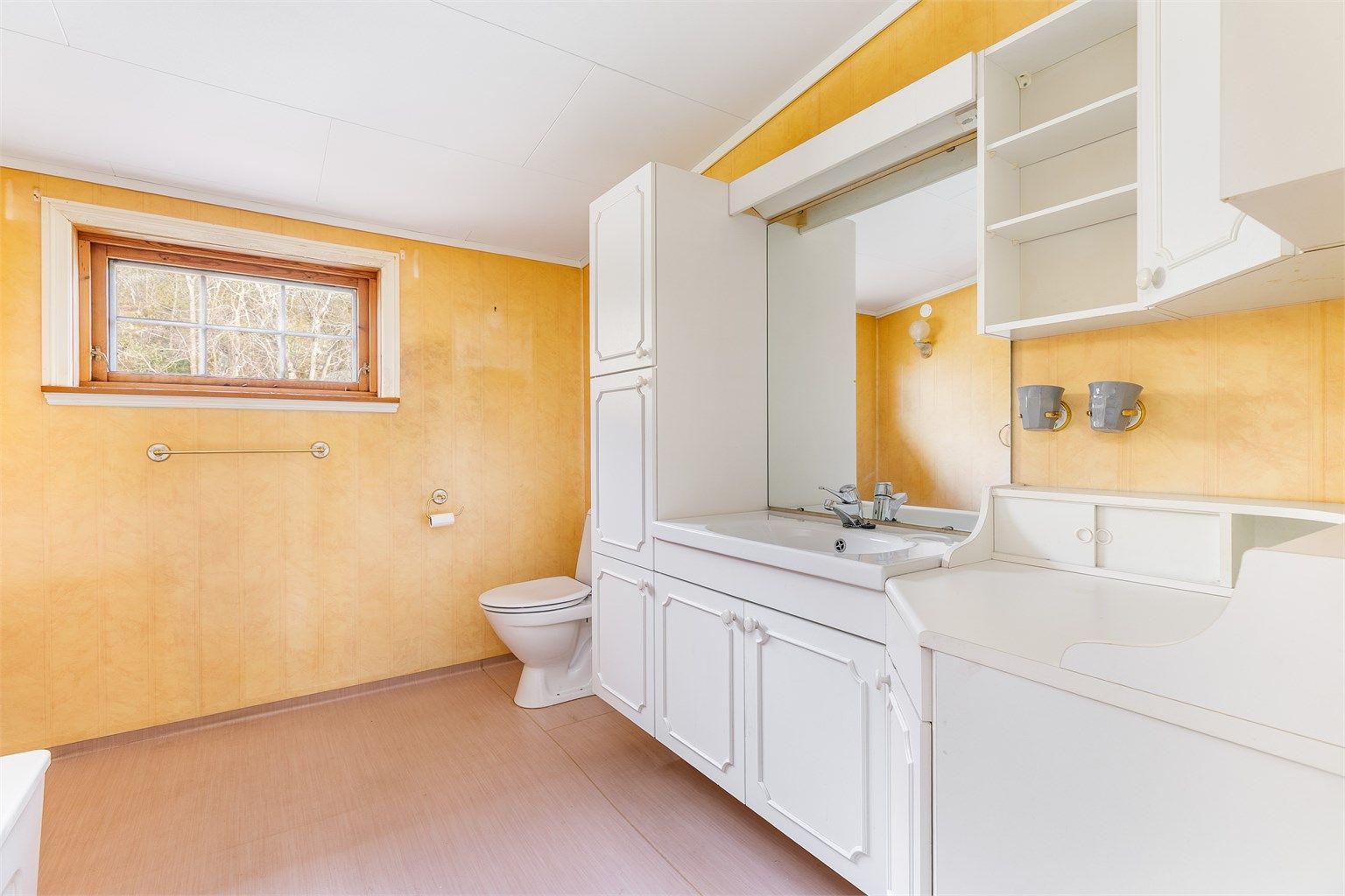 Badet er fra byggeåret og i helhet gitt TG 3, renovering bør dermed påregnes.