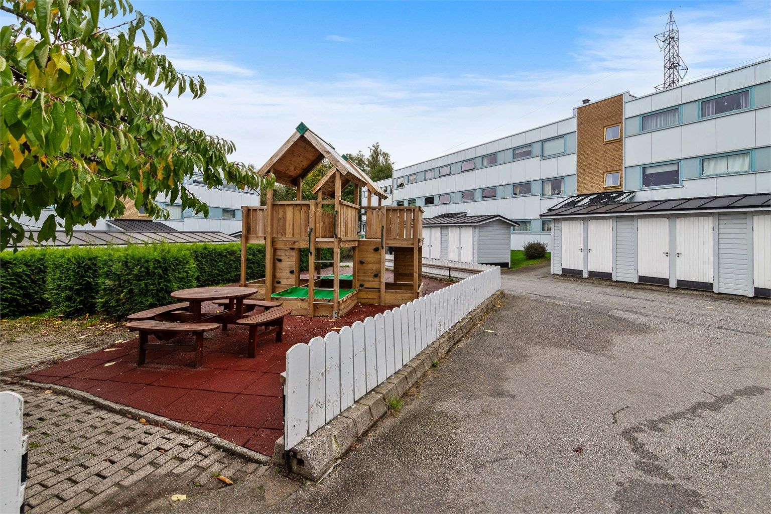 Borettslaget har opparbeidede fellesområder med lekeplass og sittebenker.