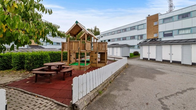 Borettslaget har opparbeidede fellesområder med lekeplass og sittebenker.