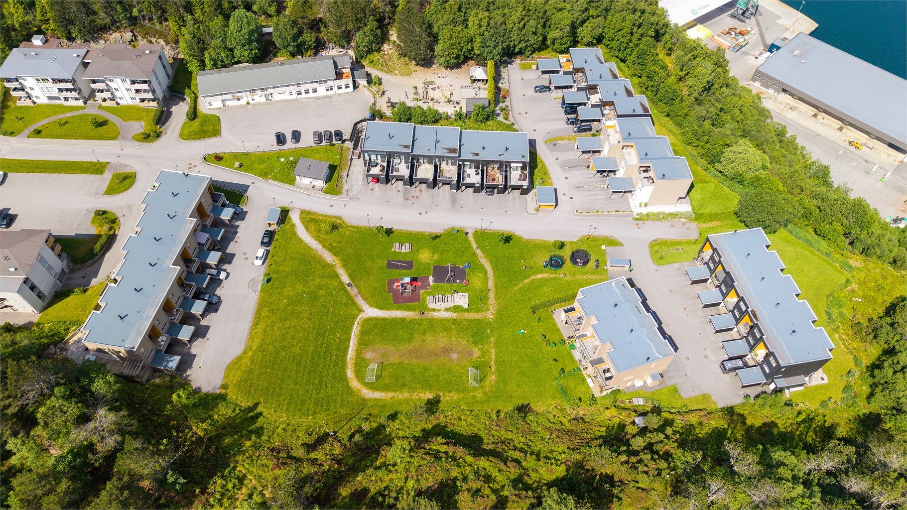 Området er tilrettelagt med flotte grøntområder og lekeplass i umiddelbar nærhet.