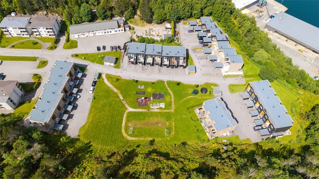 Området er tilrettelagt med flotte grøntområder og lekeplass i umiddelbar nærhet.
